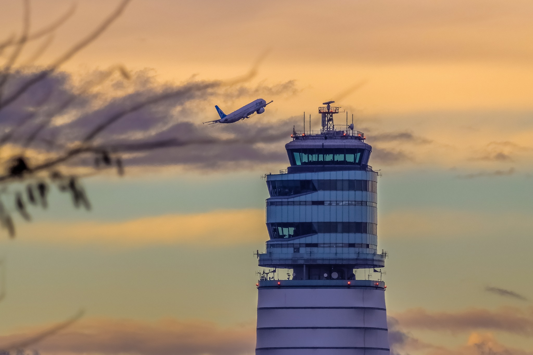 Vienna Airport Taxi – Tower und startendes Flugzeug am Flughafen Wien (VIE)
